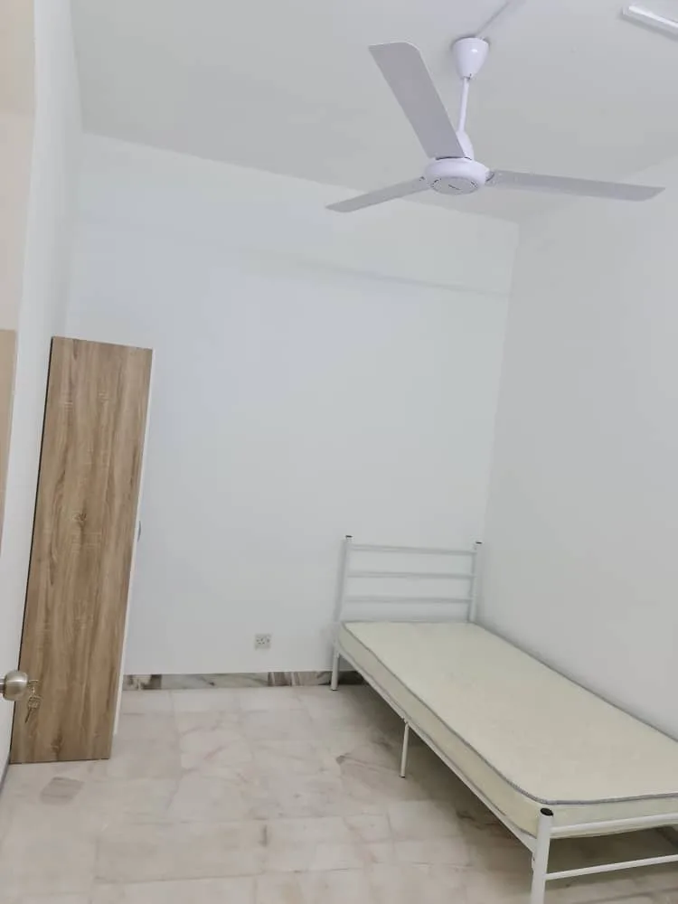 ROOM 4 129eff76 | RoomGrabs