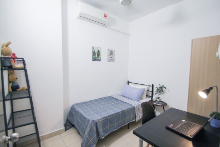 Single bedroom with aircond at Sunway Suriamas Condo 3 4 1 7d6d6e11 - RoomGrabs
