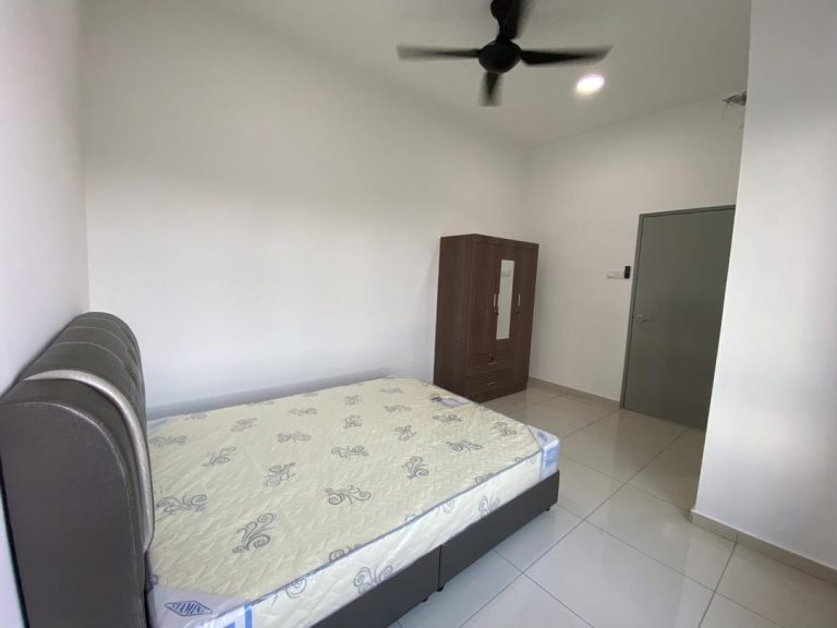 Iris Residence at Bandar Sungai Long. 3 Master Bedroom 1 da878296 - RoomGrabs