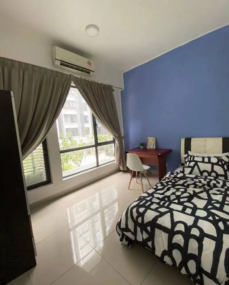 B 12 07 Middle Room with pool view 750 2 c8bd6a7b | RoomGrabs