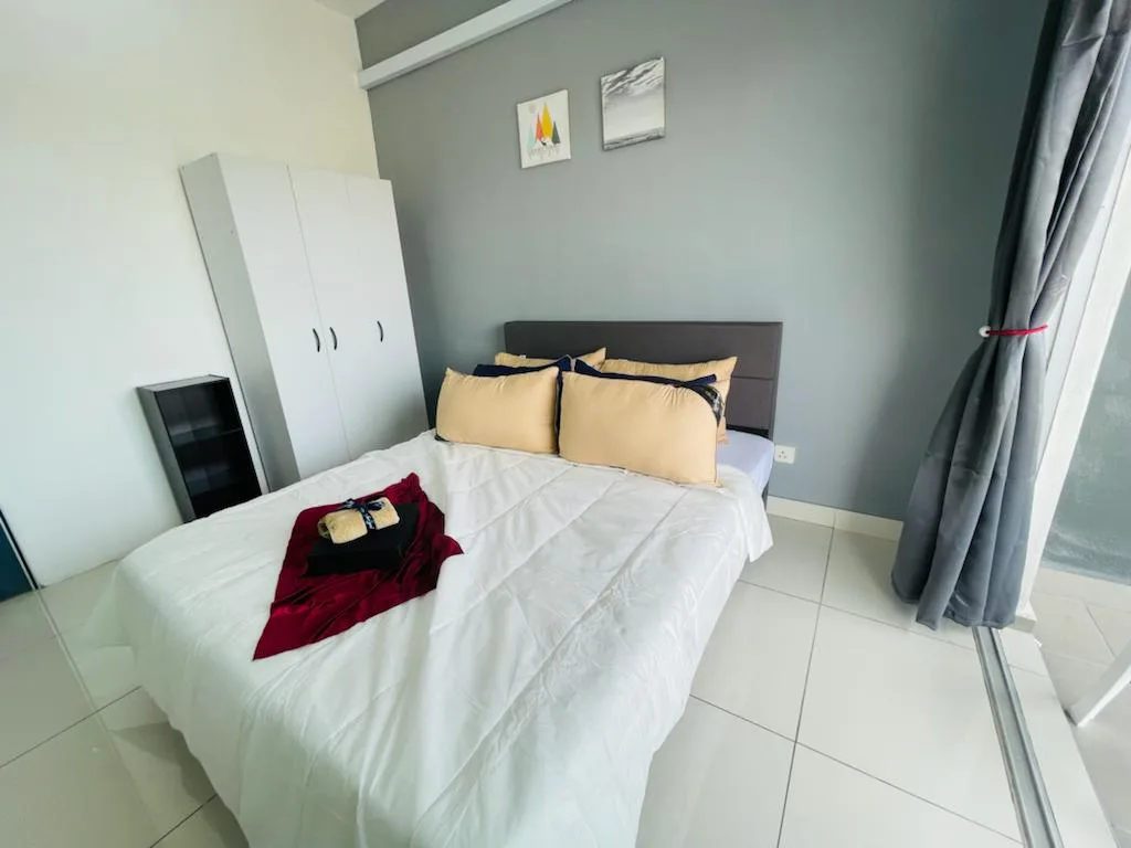 Balcony 2 56b29f95 | RoomGrabs