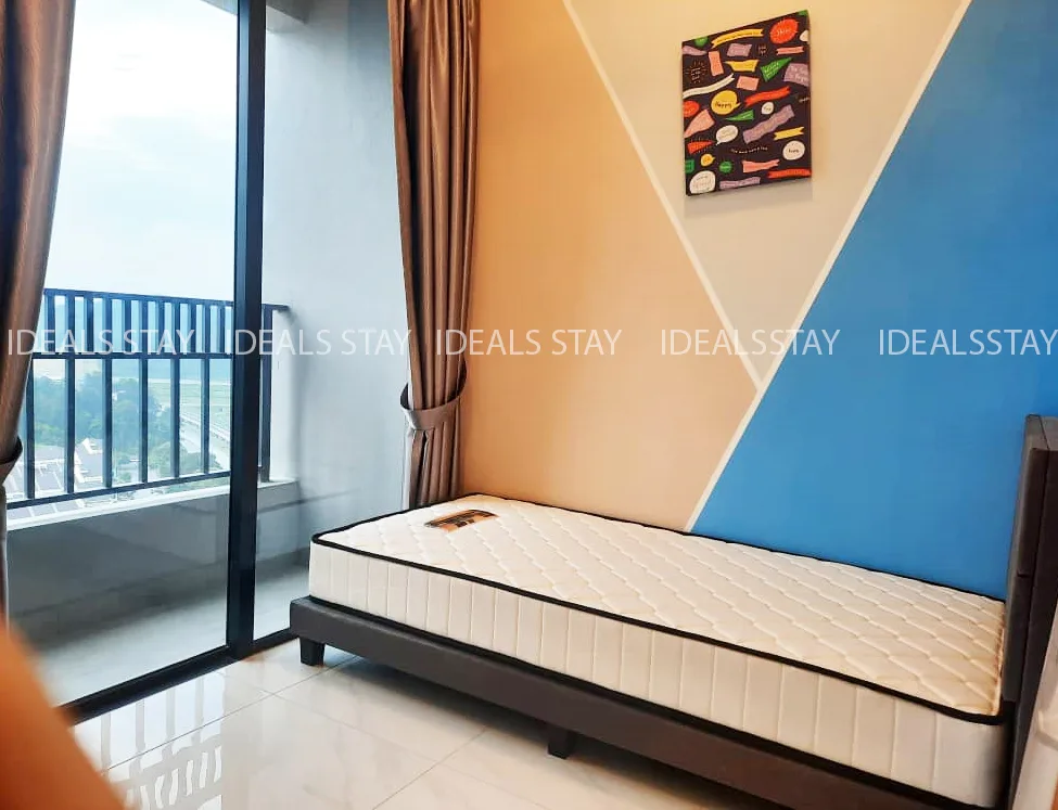 MM Balcony Room with mark ab08983c | RoomGrabs
