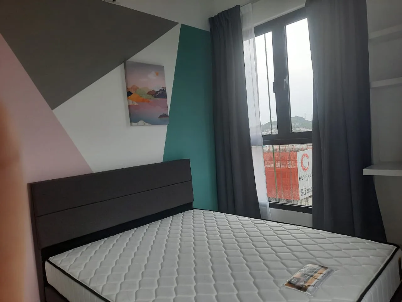 Middle Room @ Majestic Maxim | RoomGrabs