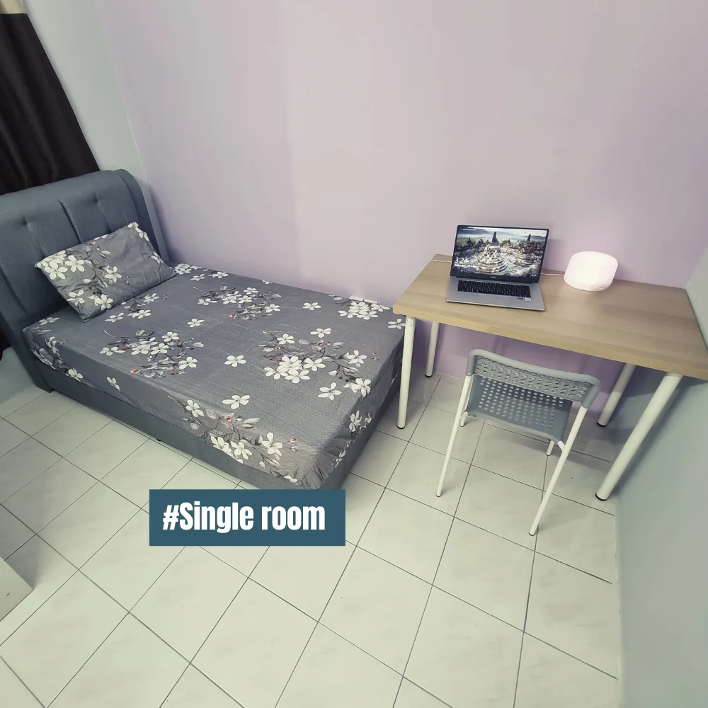 Small Room f5e75602 | RoomGrabs