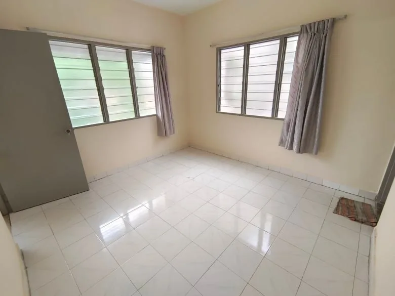 Brickfield Tai Kwong Apartment 15 tai kwong master bed 47d3611a | RoomGrabs