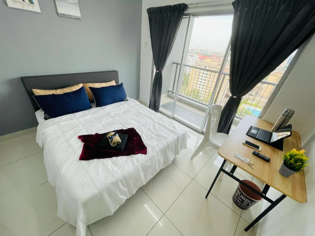 Balcony 1 09c6e2ab | RoomGrabs