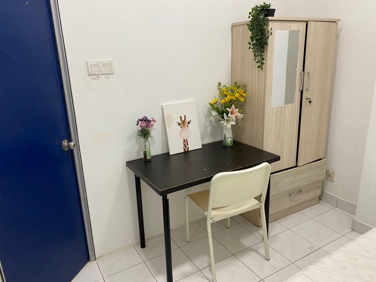 Room 1 Table Wardrobe - RoomGrabs