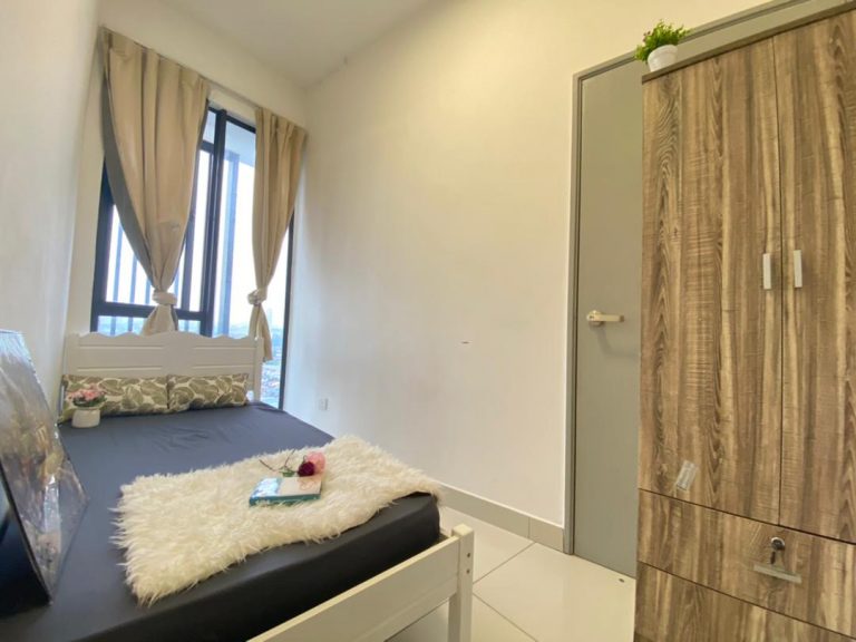 TINY ROOM - RoomGrabs