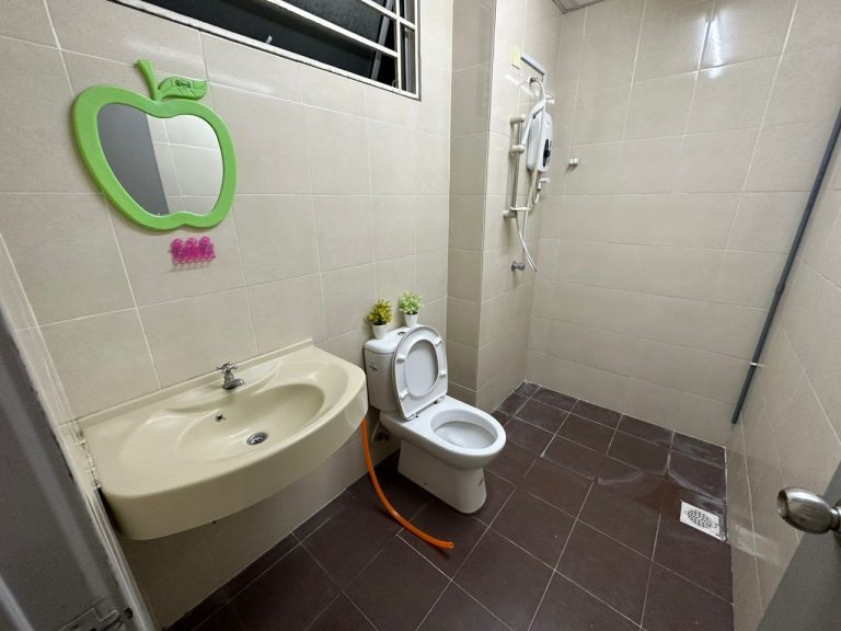 BATHROOM - RoomGrabs