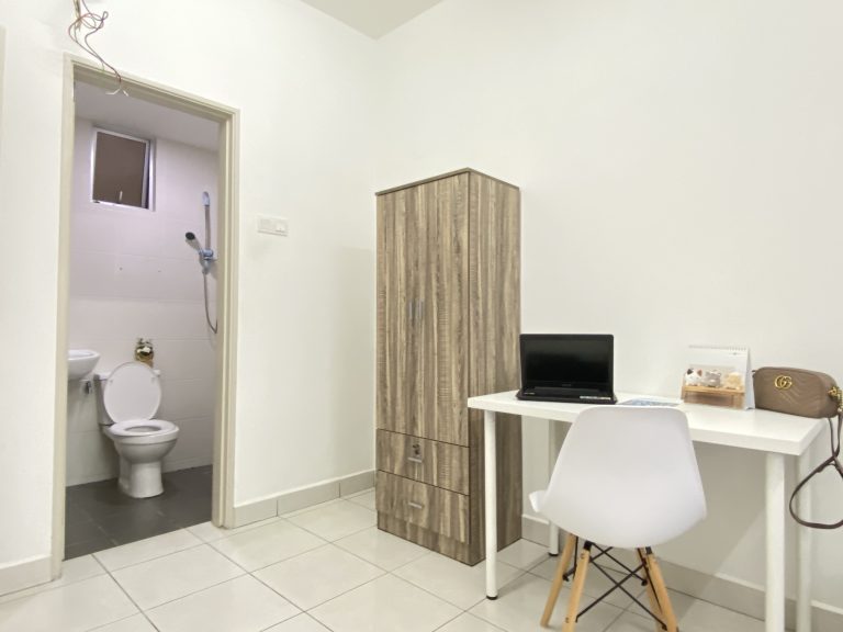 ULLY FURNISHED ROOM RENT IN TAMANMALATI NEAR LRT STATION 3 SKY AWANI 1 MASTER BEDROOM 7 - RoomGrabs