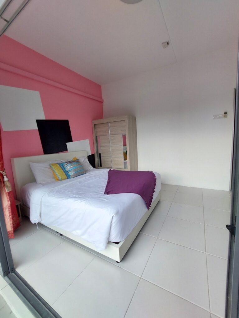 Female Room for Rent Puchong Walking 7mins to LRT 3 SS Balcony Room For Rent Puchong SetiaWalk Fully Furnished - RoomGrabs