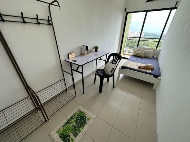 Balcony room for rent at Alami Residence 3 PBL 1 - RoomGrabs