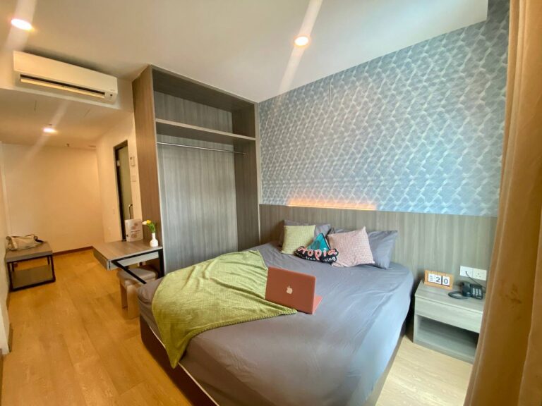 King Bed with window 1 - RoomGrabs