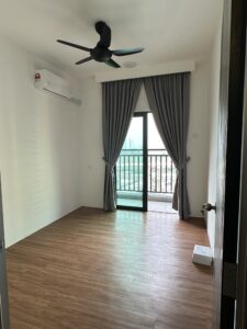 R4 Balcony Room - RoomGrabs