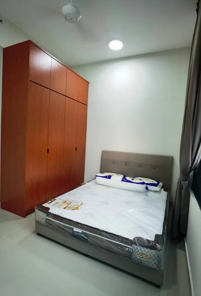 Queen size room for rent near LRT in Ara Damansara. 3 SD - RoomGrabs