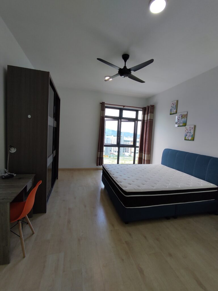 Large Master Room at Parkhill Residence, Bukit Jalil 3 Master Room - RoomGrabs
