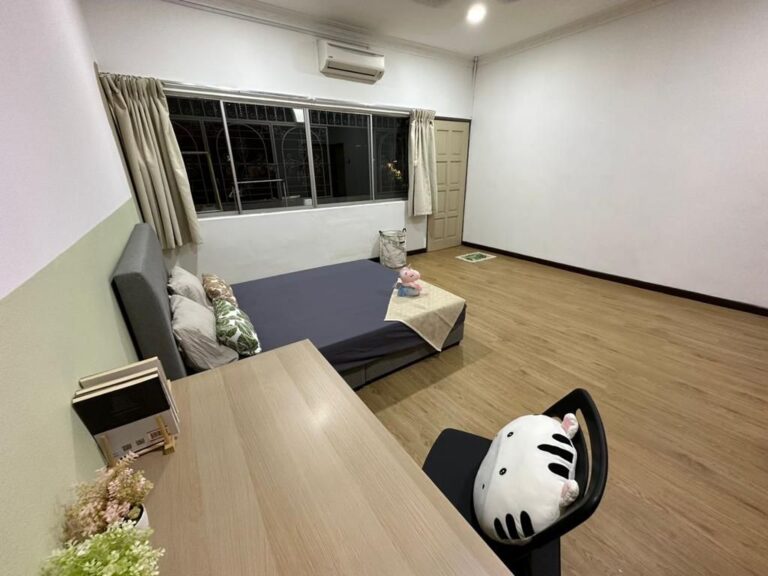 MasterBed Room For Rent @ No.57 Taman Connaught (Landed) 3 2 - RoomGrabs