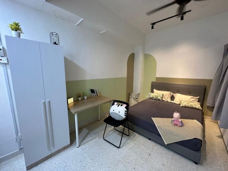 Middle Room For Rent @ No.57 Taman Connaught (Landed) 3 4 1 - RoomGrabs
