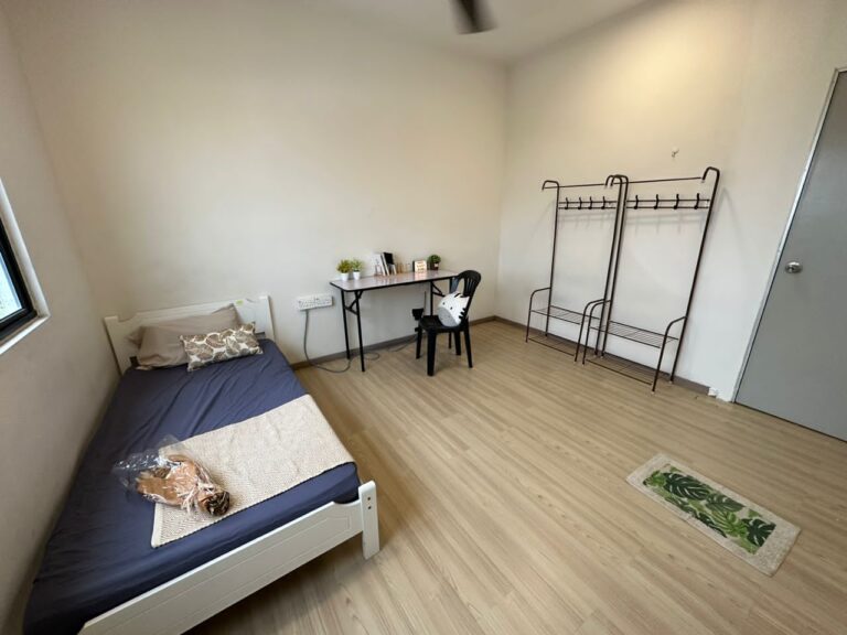 A SD Bed Table Racks View 3 | RoomGrabs