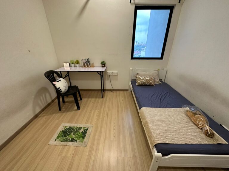 A SS Table Bed Window View 4 | RoomGrabs