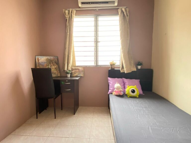 Middle Room (SD) For Rent @ Pangsapuri Damai Subang Bestari 3 SB Damai SD Bed Window Table View 1 - RoomGrabs