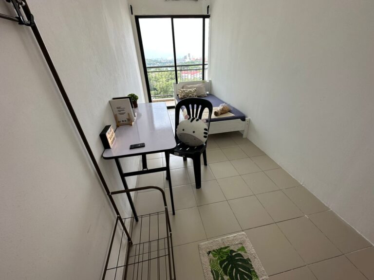 Balcony Room For Rent @ ALAMI RESIDENSI Seksyen 13 3 A PB L Balcony window Bed Table Rack View 2 - RoomGrabs