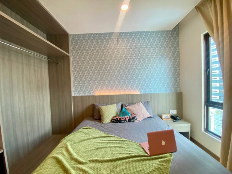 King Bed with window 4 - RoomGrabs