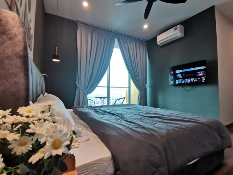 R1 Bed to balcony - RoomGrabs