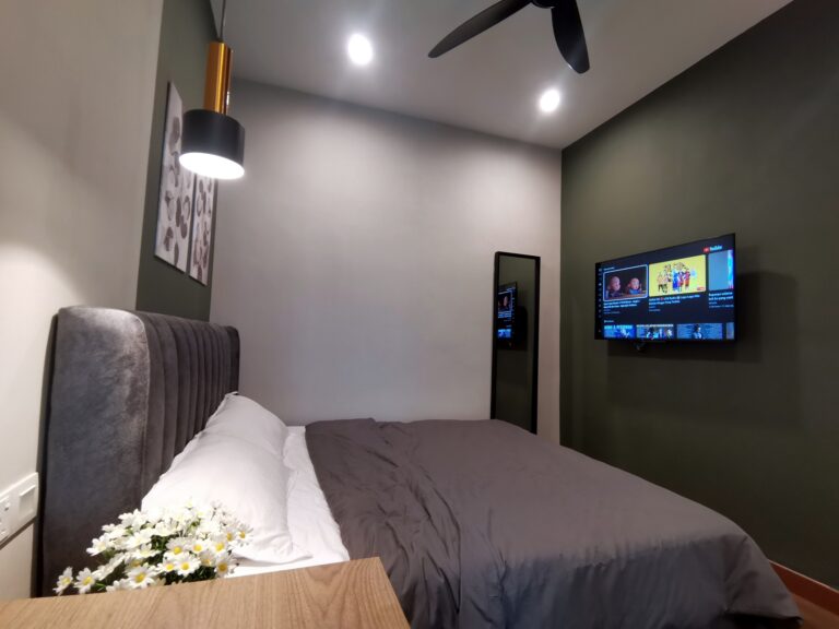 R3 Wardrobe to bed 02 | RoomGrabs