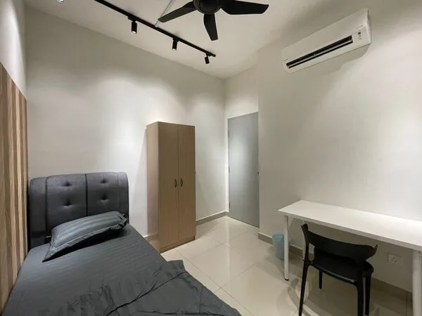 view 9a08f7bd e1f3 4f40 8d8b f7ad1c2882ba - RoomGrabs