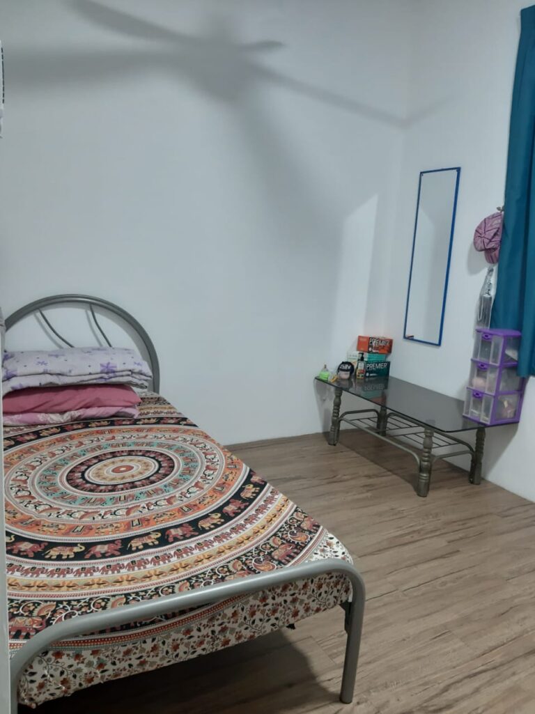 Middle Room bed and table - RoomGrabs