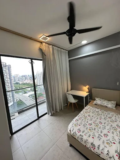 B 10 08 Middle Balcony RM800 Room 5 - RoomGrabs