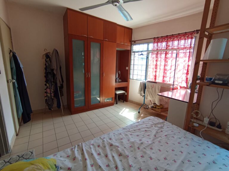 Master bedroom in Perdana Exclusive condo (female) 3 Master bedroom 3 - RoomGrabs