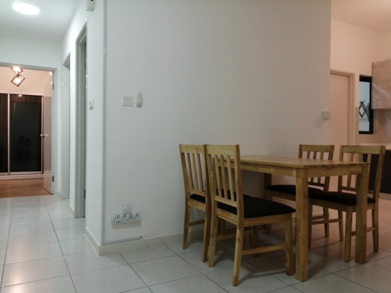 Dinning table - RoomGrabs