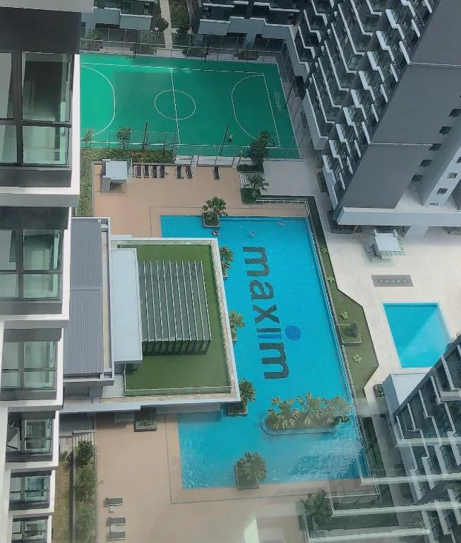 u3440 maxim poolview 1 - RoomGrabs