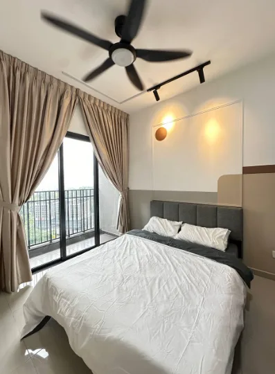 u6990 M luna balcony room 1 2 | RoomGrabs