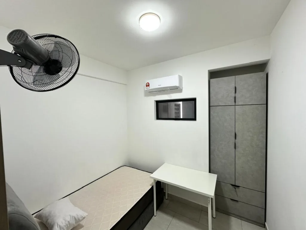 u7355 small bedroom - RoomGrabs