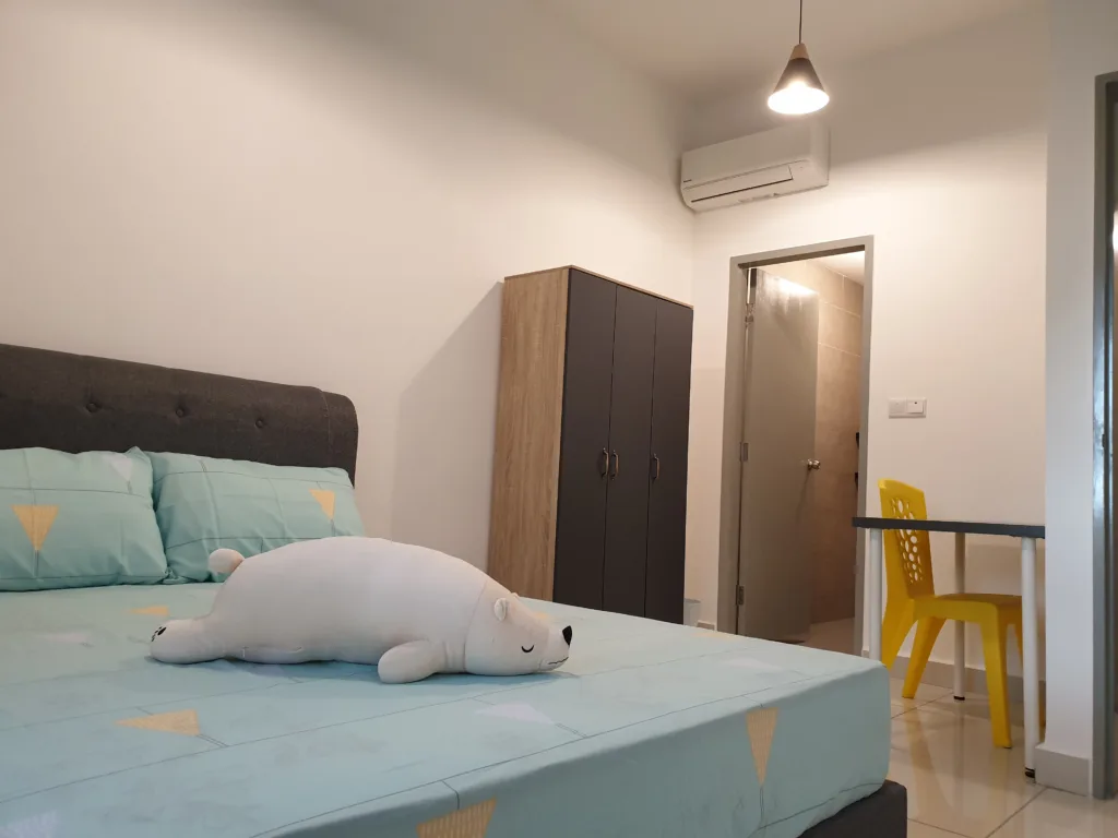 🟨 Master Room + KLCC View + Private Bathroom 12 z01 1 | RoomGrabs