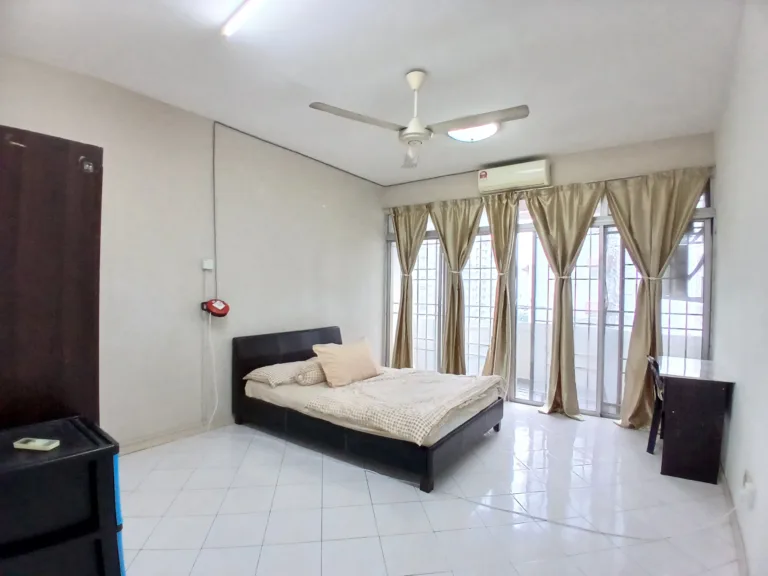 1 11 1 balcony room | RoomGrabs