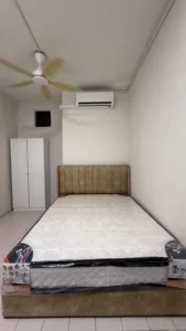 Single Bedroom- Queen Bed