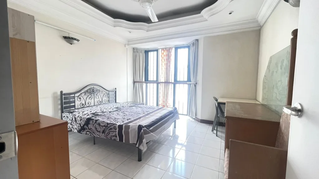 Large Middle Room @Bistari Condo (3min near Train station) 14 s 24 3 51 | RoomGrabs