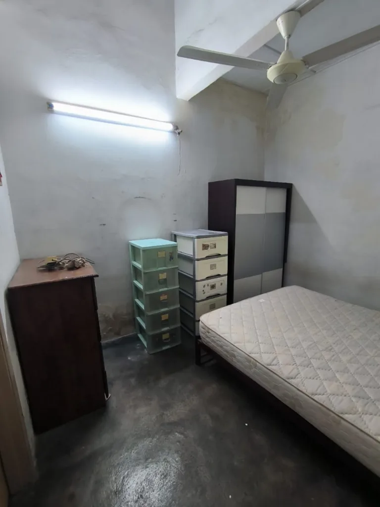 Middle Room 中房 Kelana Jaya SS5C 3 1000112067 | RoomGrabs