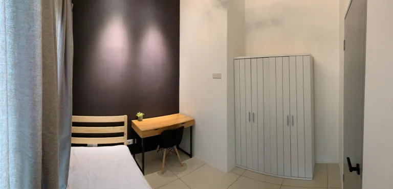 Room for Rent @Zeta Deskye Residence @ Sentul 3 Room with table 1 | RoomGrabs