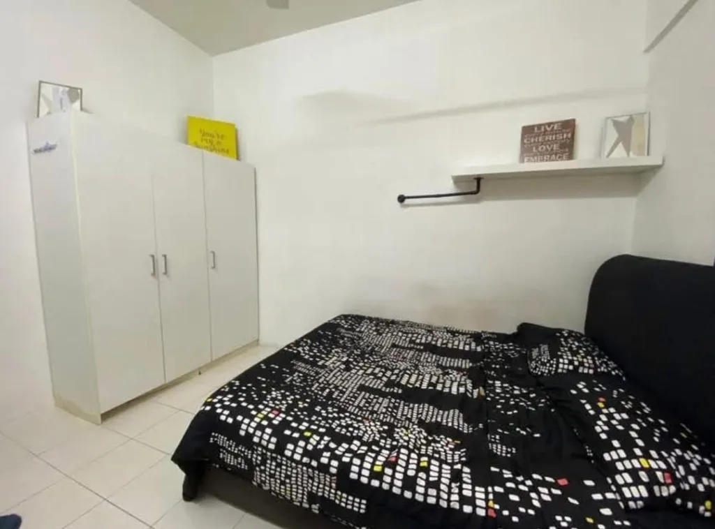 Master bedroom for rent at seksyen 13 shah Alam 13 2ES | RoomGrabs