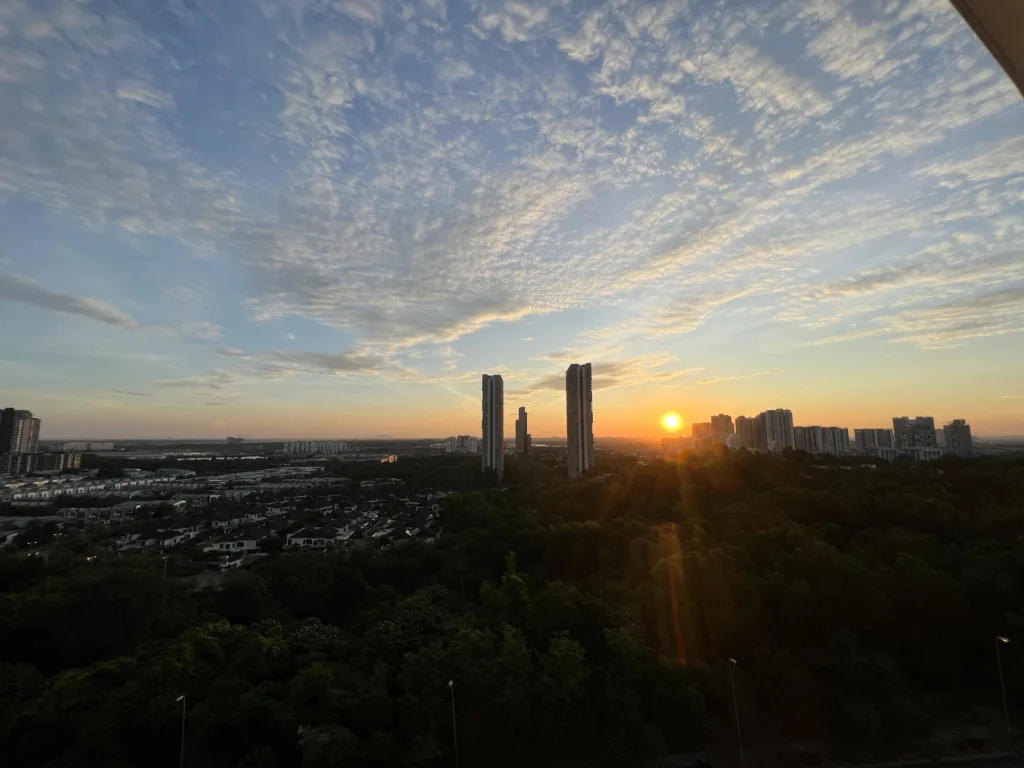 Cristal Balcony View 01 | RoomGrabs