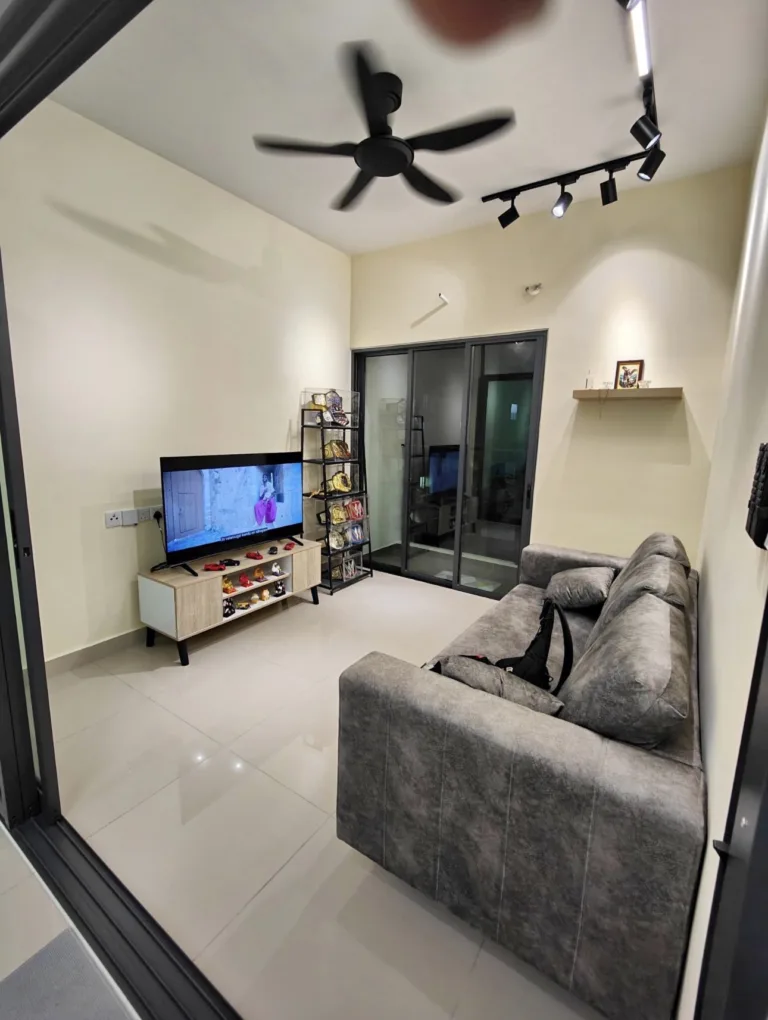 Fully furnished studio for rent in Golden Coast Condominium 3 IMG 4954 | RoomGrabs