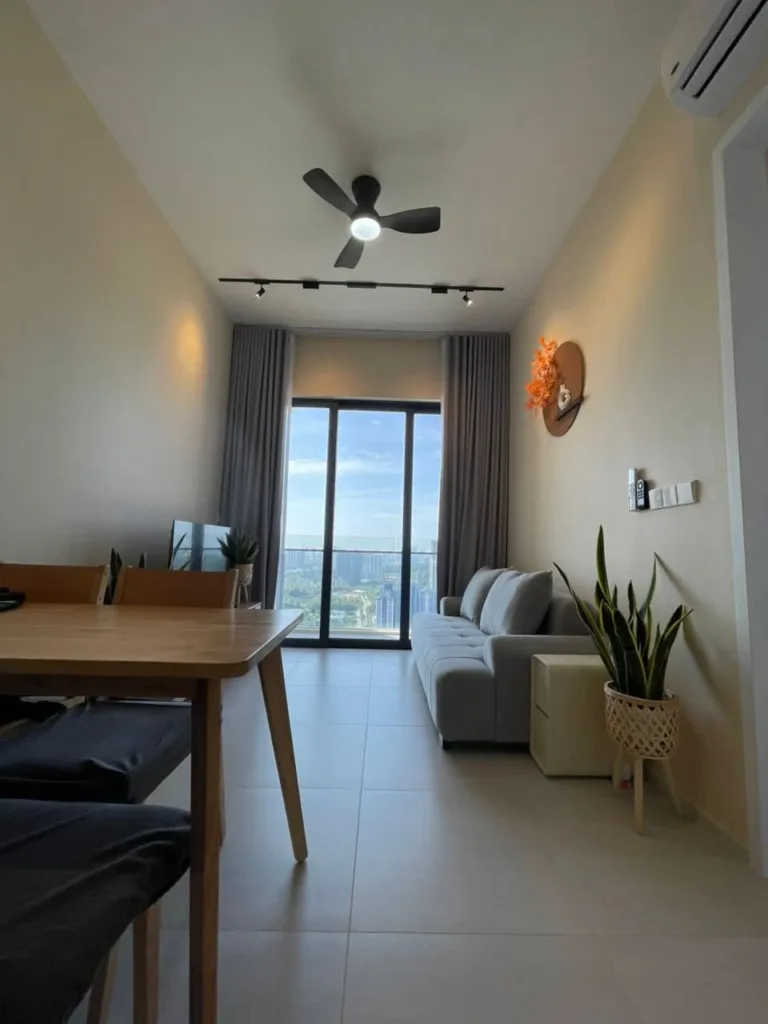 FULLY FURNISHED STUDIO FOR RENT AT Country Garden Danga Bay 3 87061 | RoomGrabs