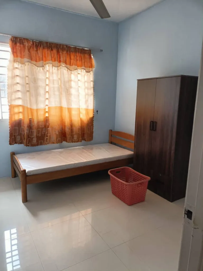 Room for rent Setia Alam 2 room8 | RoomGrabs