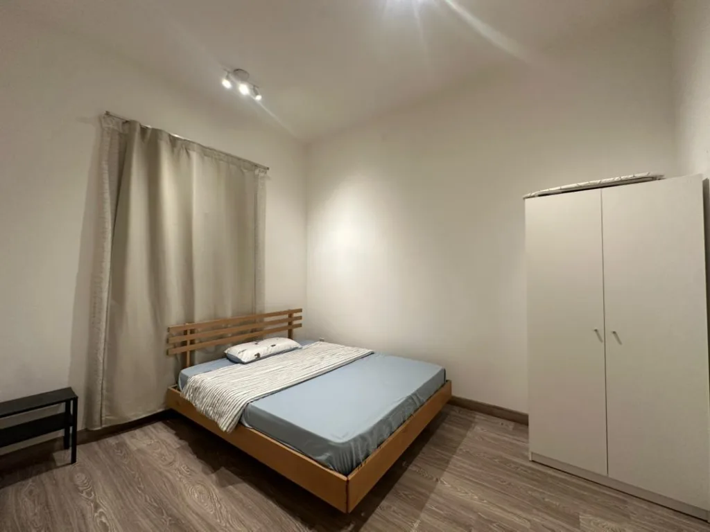 Middle room with private bathroom 11 78e3997c f19e 43a3 a908 70d35159c71b | RoomGrabs