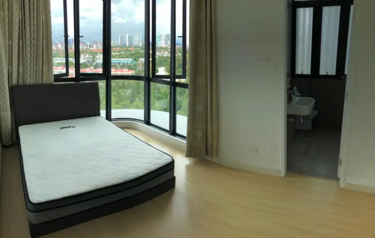 Fully furnished Master room @ H2O Ara Damansara 3 Room with bathroom | RoomGrabs